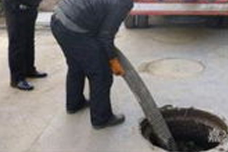 房管所修水管-排水清淤